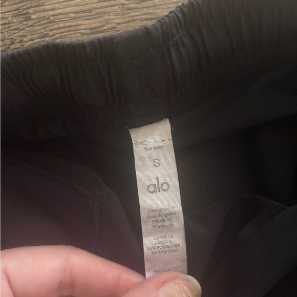 ALO Yoga Black Shorts - Picture 4 of 7